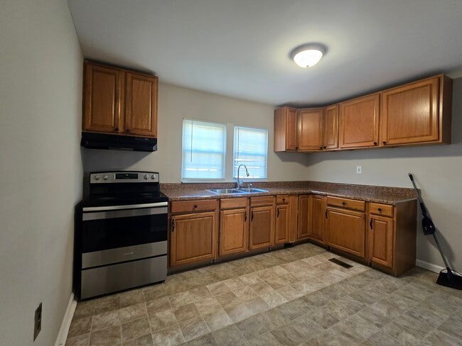 Building Photo - 316 E Highland Dr