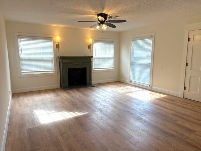 Foto del edificio - 210 E Woodland St