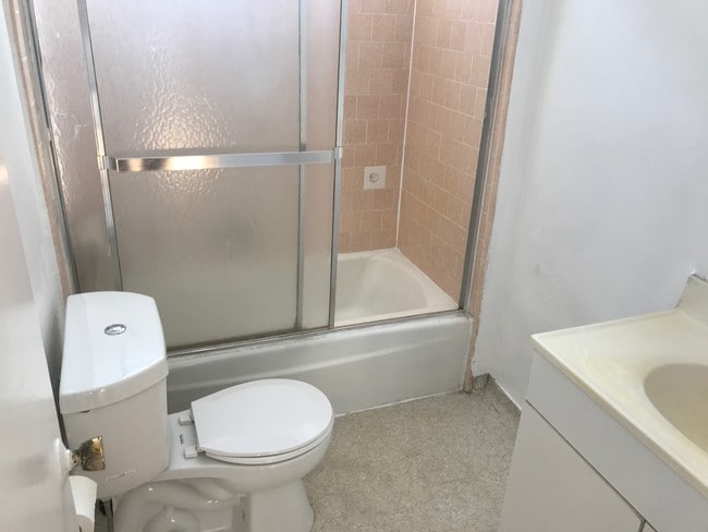 Building Photo - 2122 Ocean Park Blvd