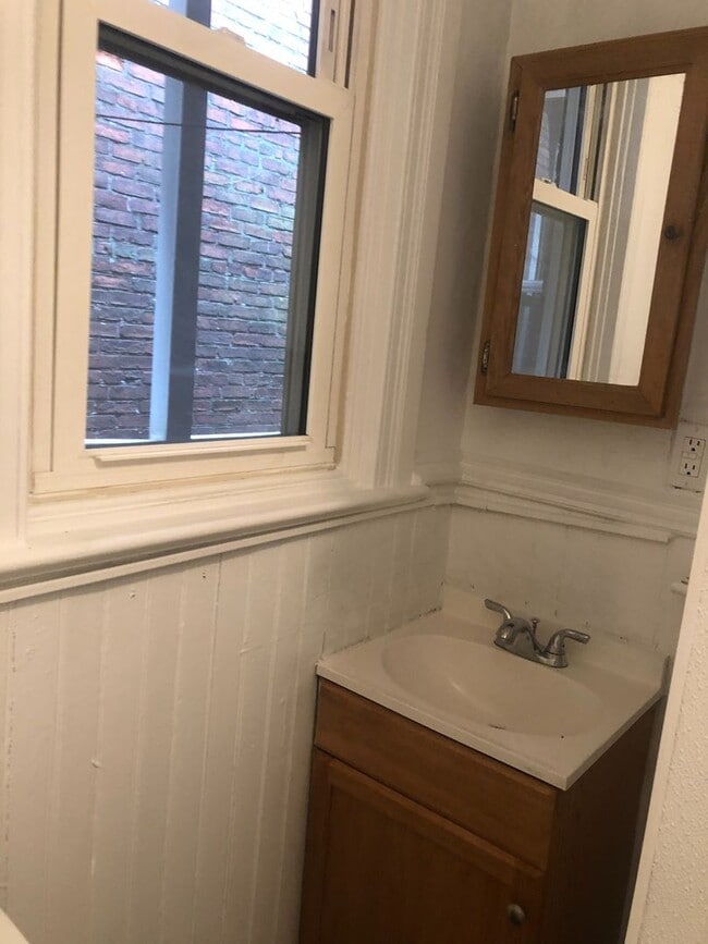 Building Photo - Coming Soon - 5 Bedroom 1 bath home - York...