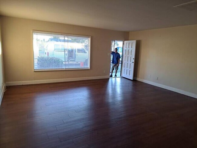 Building Photo - Gorgeous updated home with private pool!