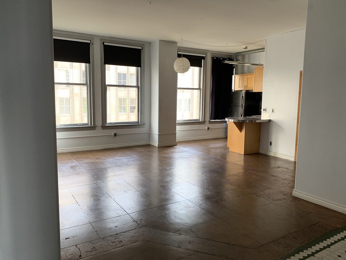 Open floor plan - 215 W 7th St