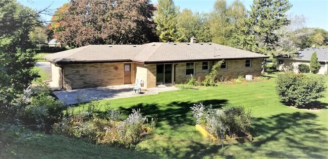 Building Photo - 5770 S St Andrews Dr