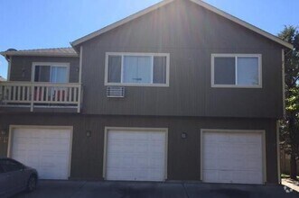 Building Photo - 2035 SW Canyon Dr
