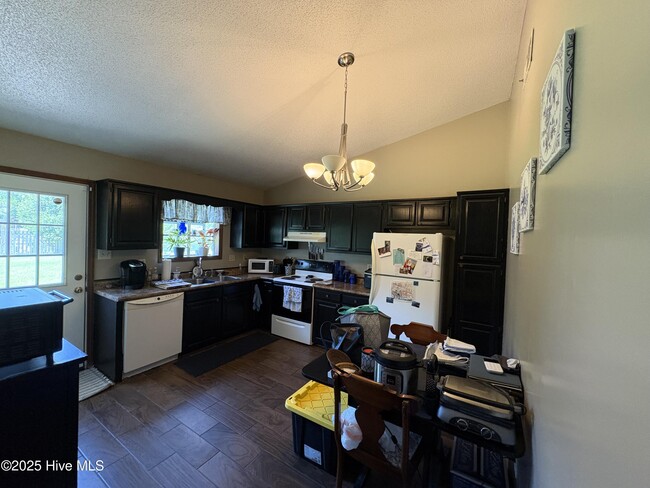 Foto del edificio - 723 Pinewood Dr