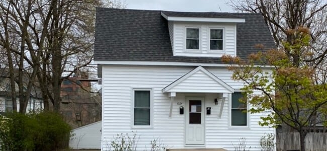 Building Photo - 1024 Main St