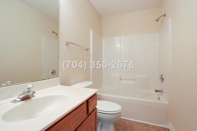 Building Photo - Beautiful townhouse 2 bed 1.5 bath