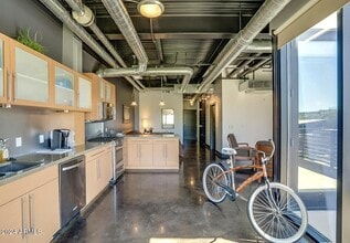 Building Photo - 4020 N Scottsdale Rd