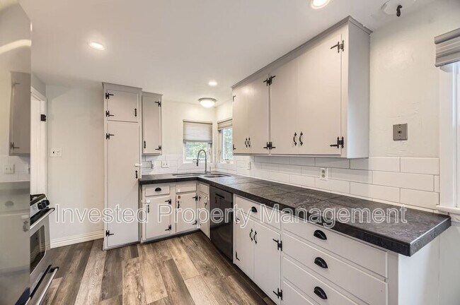 Foto del edificio - 8411 W 64th Pl