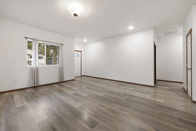 Foto del edificio - MOVE IN READY! 3 bed 2 bath Heat pump with...