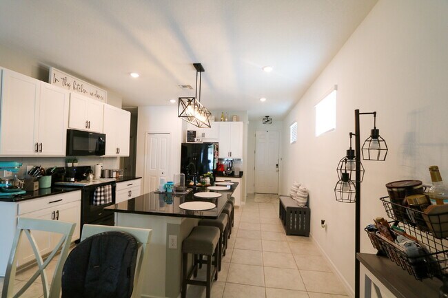 Building Photo - Stunning 4-Bedroom Home in South Fork with...