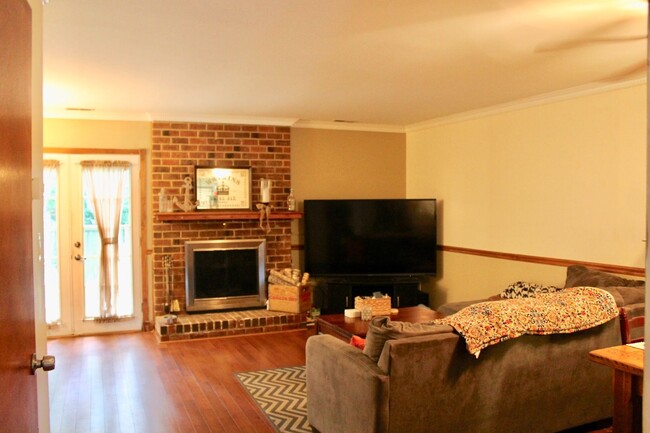 Building Photo - 2BR/2.5BA Townhouse in Great Neck!