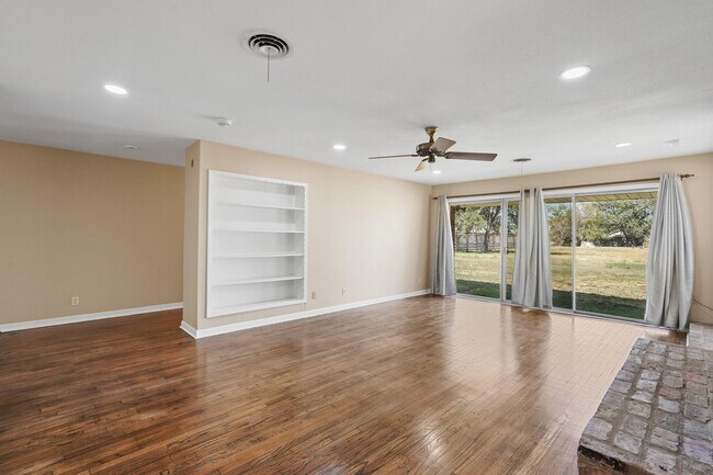 Building Photo - 10645 Oak Brook Dr