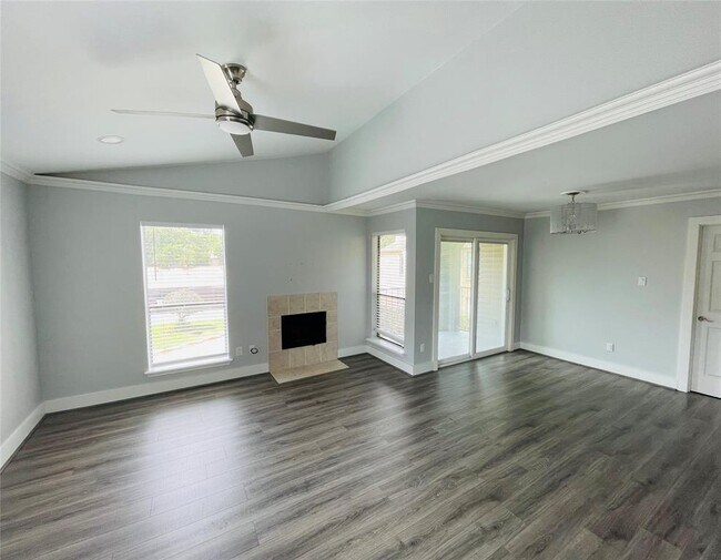 Building Photo - 2025 Augusta Dr