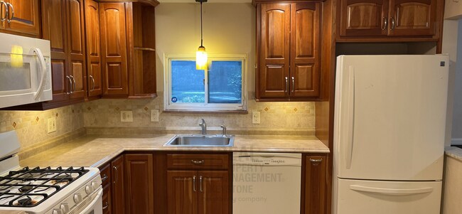 Building Photo - Very Nice 3 Bedroom/1.5 Bath in Brentwood!