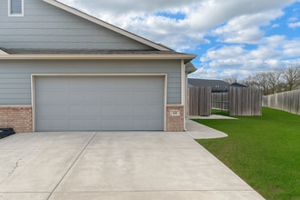 Building Photo - 619-621 N Grandstone St