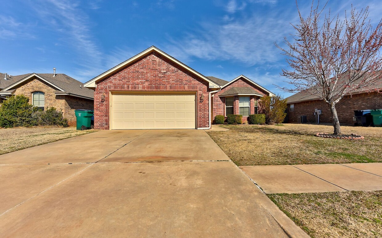 Primary Photo - Spacious 3-Bedroom Home in Yukon – Modern ...