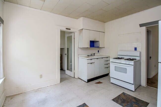 Building Photo - 6 Bed 3 Bath House on East Campus!
