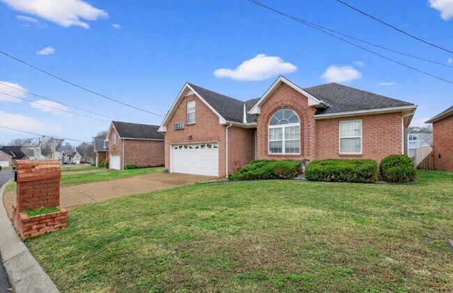 Foto del edificio - Spacious and beautiful Hendersonville home