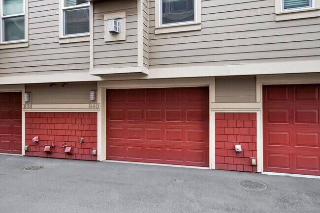 Foto del edificio - Efficient and Updated Townhouse Ready for Move-in!