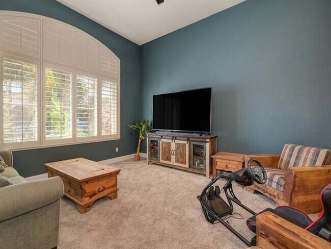 Building Photo - 5 Bedroom Single Family Home in Sacramento