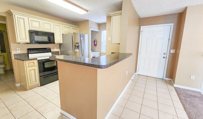 Foto del edificio - Beautiful 3 bdrm 2 bath botom floor condo available now!