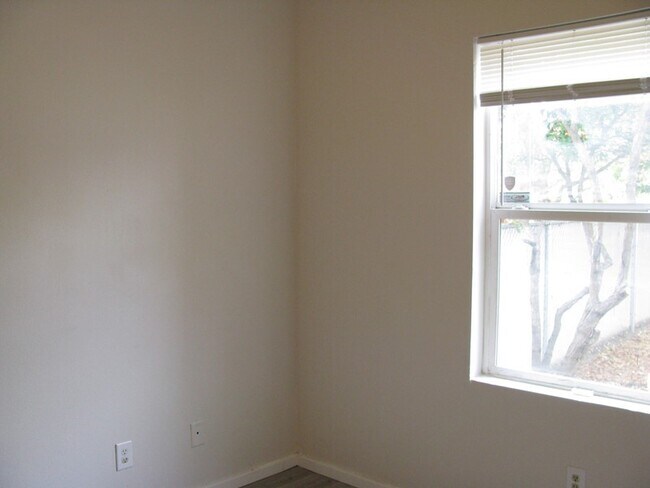 Building Photo - Updated Bungalow