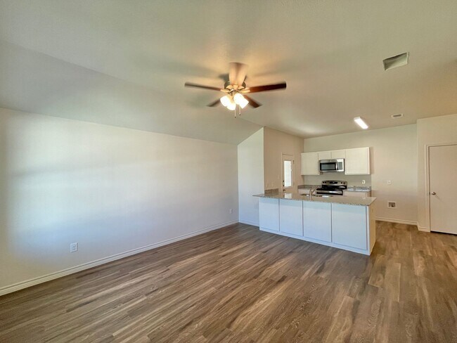 Building Photo - 1712 Castroville Trl