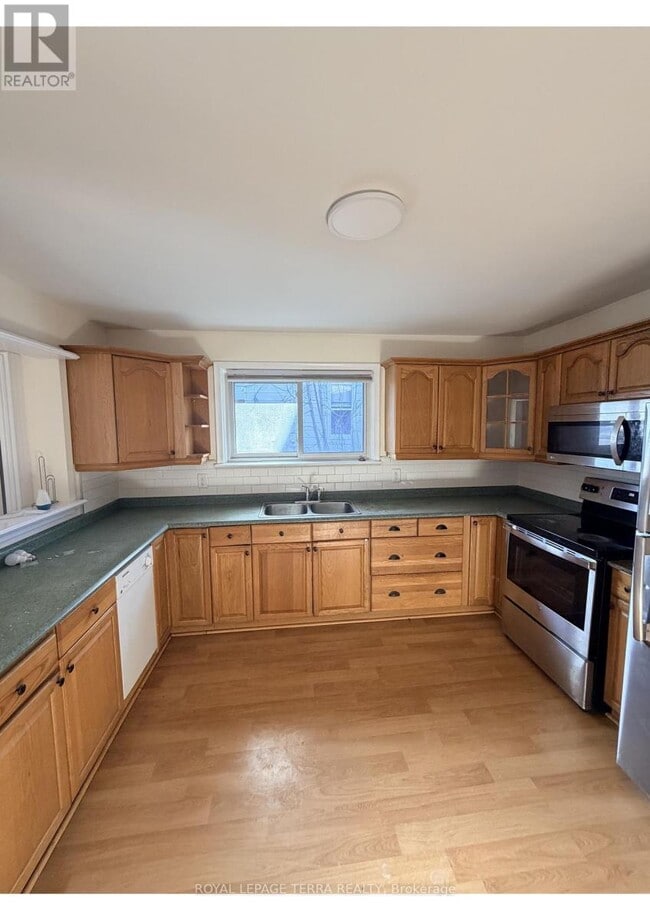 Building Photo - 114 Adelaide Ave E