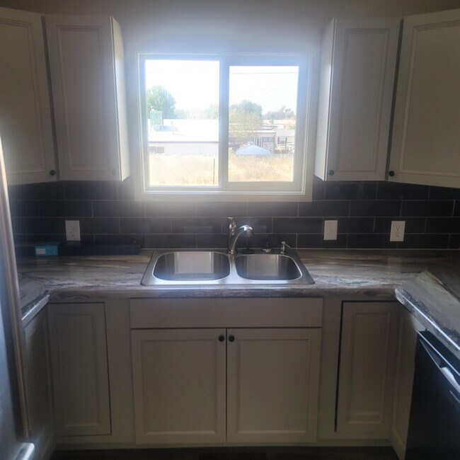 Kitchen - 629 Windy Way