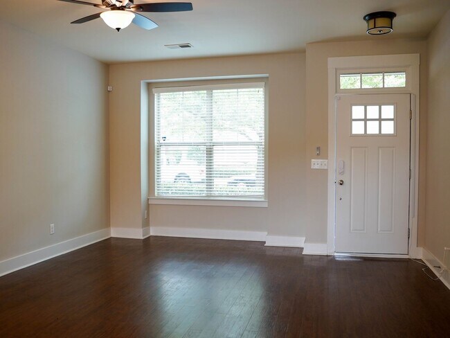 Foto del edificio - 2 Bedroom Townhome 2 minutes from uptown