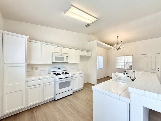 Foto del edificio - AVAILABLE NOW!! 3 Bedroom 2 Bathroom Home In Indio!!