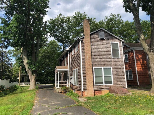 Building Photo - 644 Roanoke Ave
