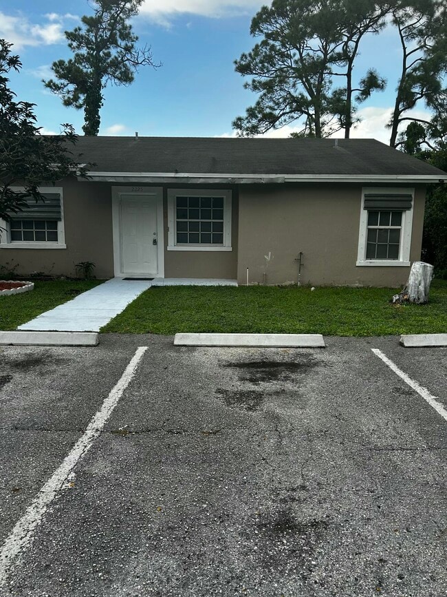 Building Photo - 2225 Laura Ln