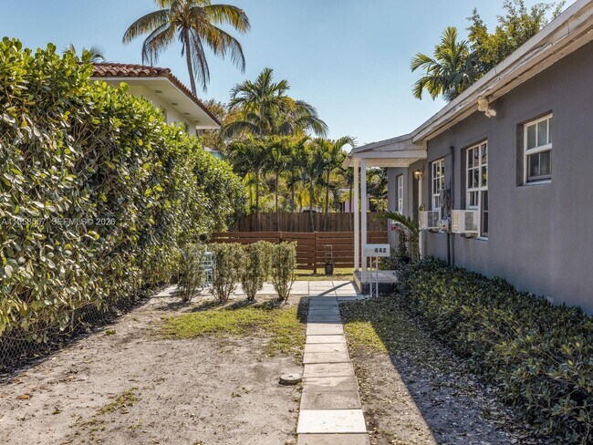 Foto del edificio - 440 NE 69th St