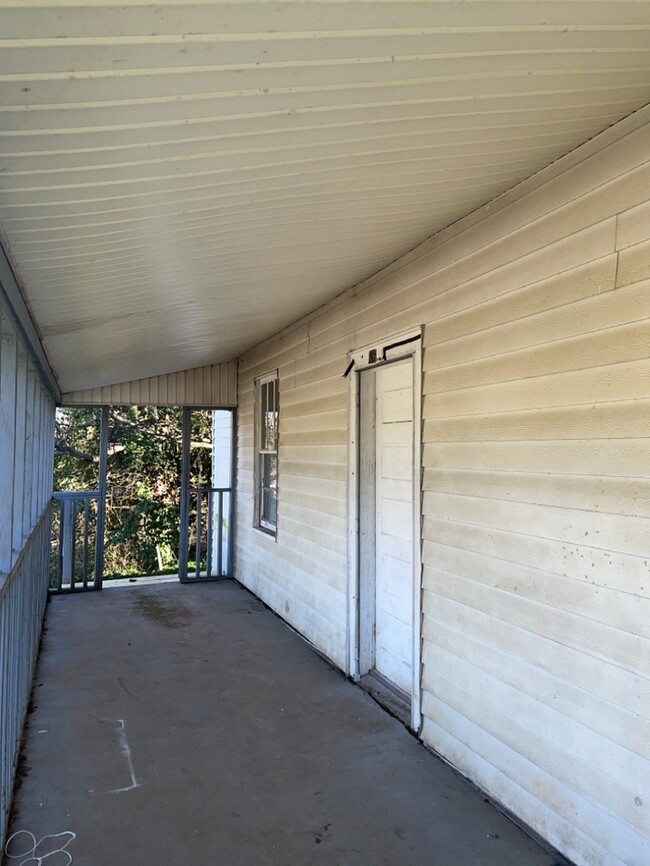 Building Photo - Spacious Anderson Home