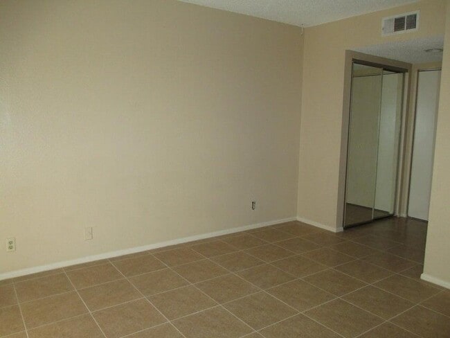 Building Photo - 1512 SE Royal Green Cir