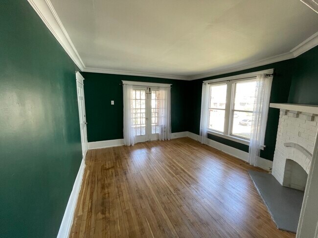 Large formal living room - 1480 S Gordon St SW
