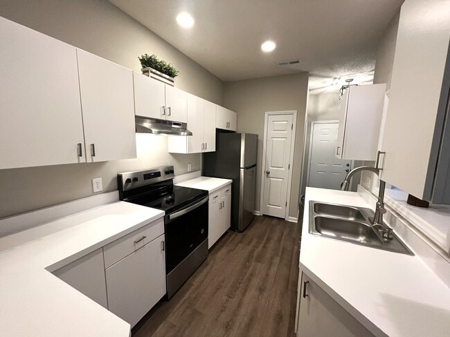 Building Photo - 1600 Sturdivant Dr