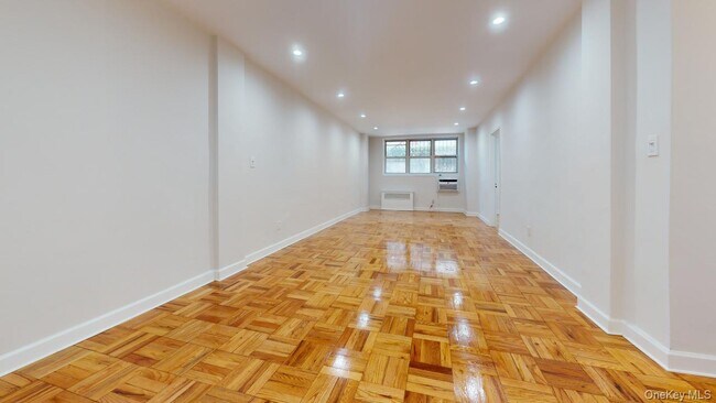 Foto del edificio - 66-15 Thornton Pl