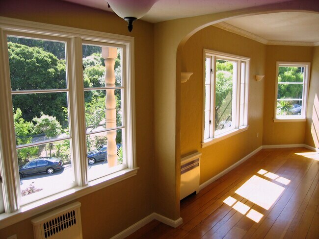 Building Photo - 789 Buena Vista Ave W