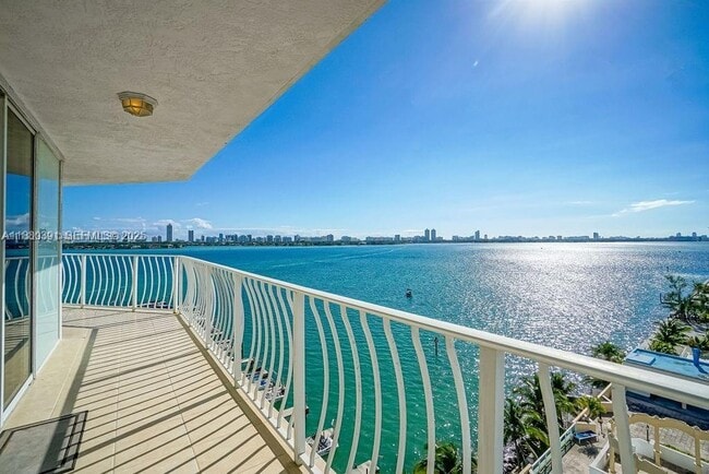 Foto del edificio - 7601 E Treasure Dr