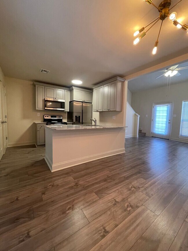 Building Photo - 2 bedroom, 2 bathroom, covered parking, Fi...