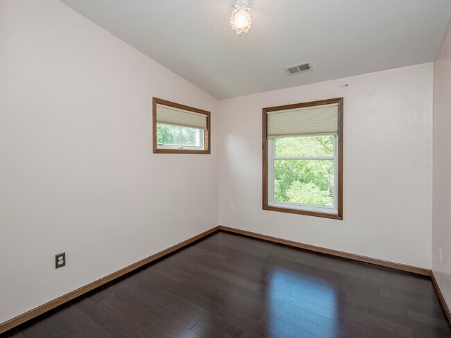 Dormitorio superior izquierdo - 961 18th Ave SE