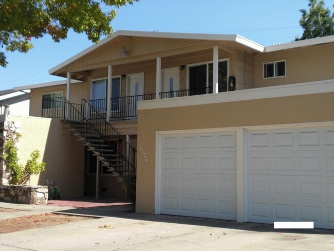Building Photo - 7374 Rainbow Dr