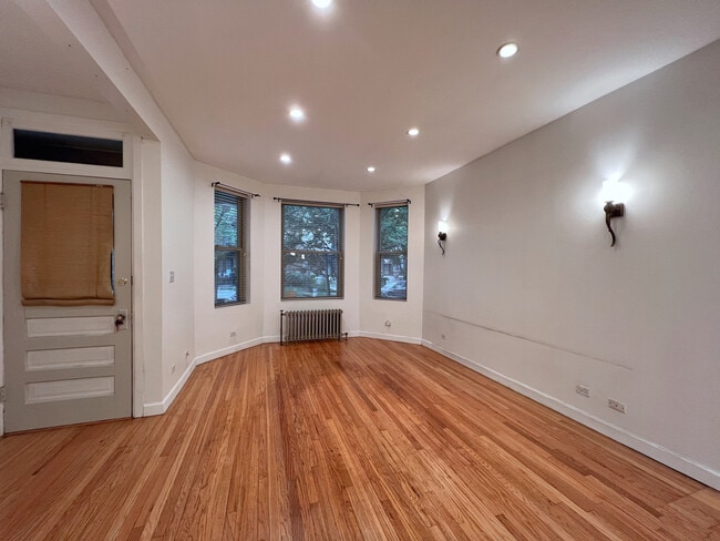 Building Photo - 4254 N Damen Ave