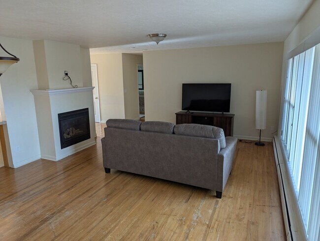 Foto del edificio - 441 Maple Dr