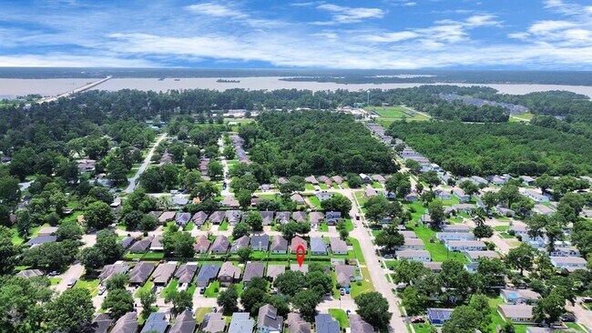 Foto del edificio - 24311 Hard Wood Dr