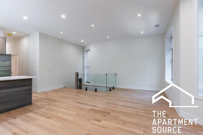 Building Photo - 3 bedroom in Chicago IL 60657