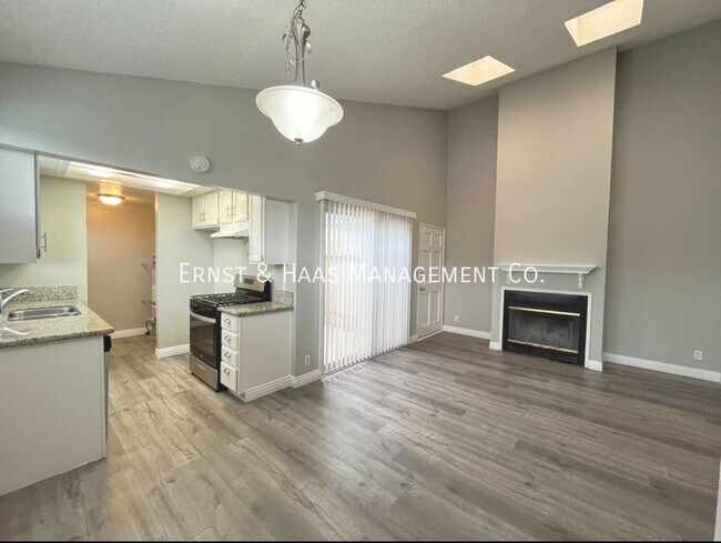 Building Photo - Beautiful 2 Bedroom 2 Bath with 1 Car Gara...
